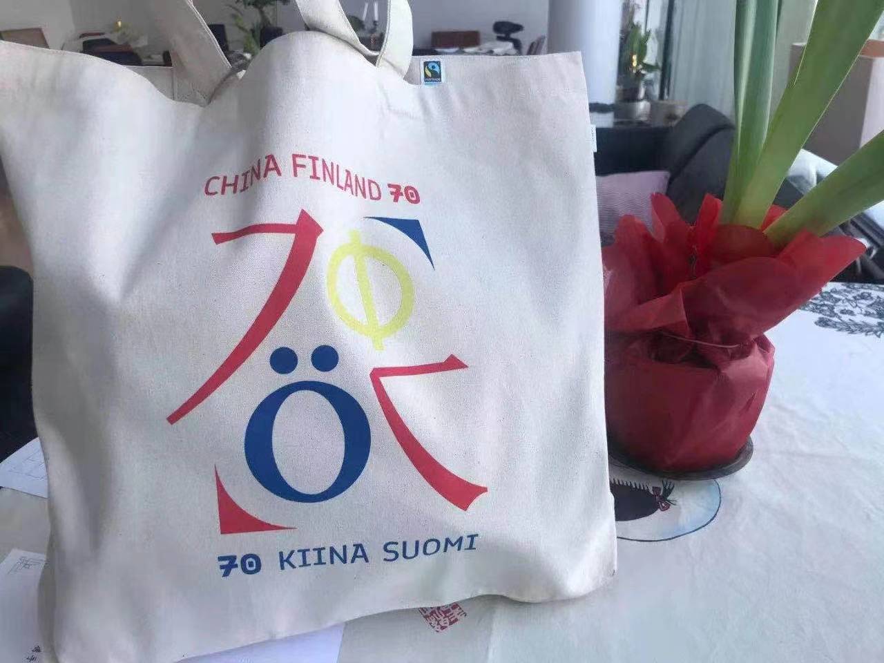 △中国驻芬兰使馆向在芬留学生和侨胞发送的“春节包”
