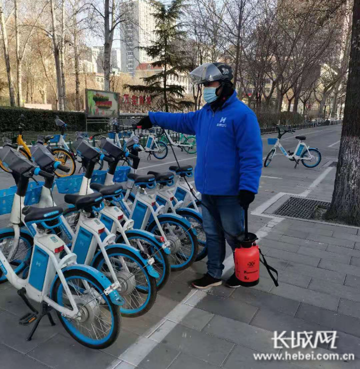 就地过年暖在身边石家庄哈啰出行运维员就地过年每天消毒500辆单车