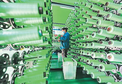 目前，河北省唐山市滦南县共有科技型中小企业392家，高新技术企业36家，成为引领县域经济增长的新引擎。图为工人在位于滦南县的唐山昊远包装有限公司生产线上工作。