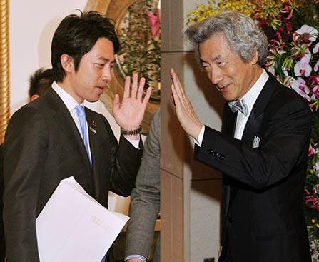 小泉进次郎(左)和小泉纯一郎