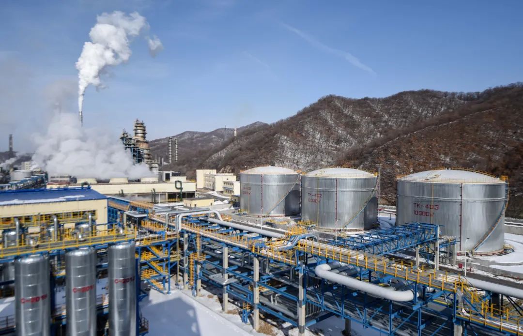 ▲这是2015年2月28日拍摄的中石油吉林石化分公司国IV柴油升级项目的原料油罐区。新华社记者 王昊飞 摄