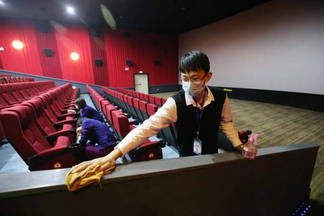 近日，山东潍坊一家电影院的工作人员正在对影厅内的座椅以及观众所能触及到的区域进行消毒。（图片来源：人民视觉）