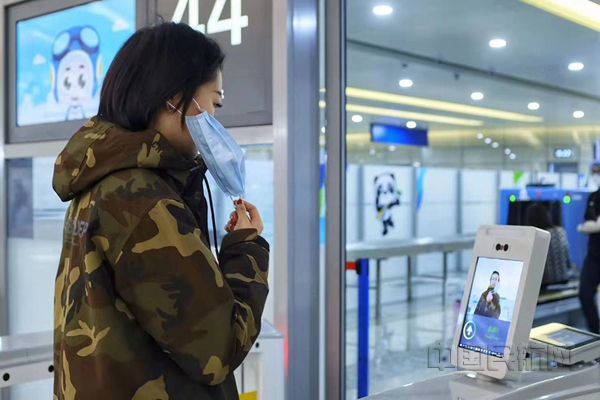旅客正在通过浦东机场人脸识别自助候检闸机 浦东机场供图