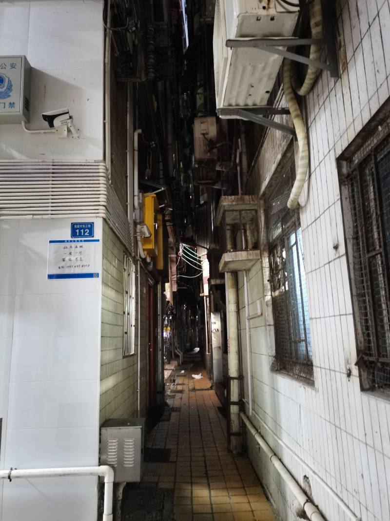 岗厦村内一米宽狭长的巷道。 张慧敏 摄