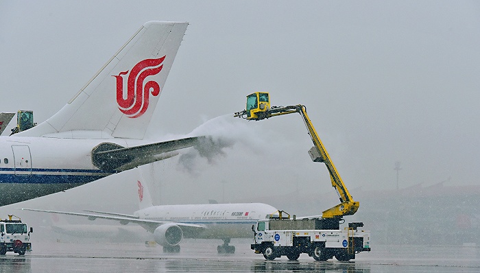 应对冰雪特殊天气，机场保障航班的“十八般兵器”是啥？