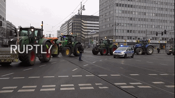 德国农民暴发抗议 数十辆拖拉机雪中涌入柏林街道