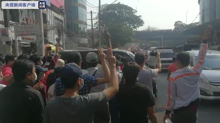 △参加抗议示威的缅甸民众