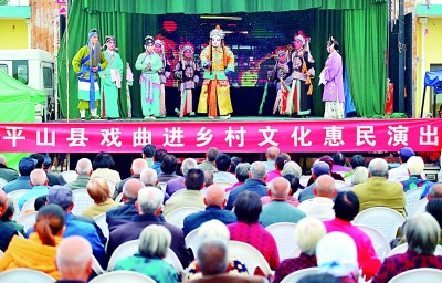 河北梆子剧团给村民表演剧目《卧虎令》。新华社发