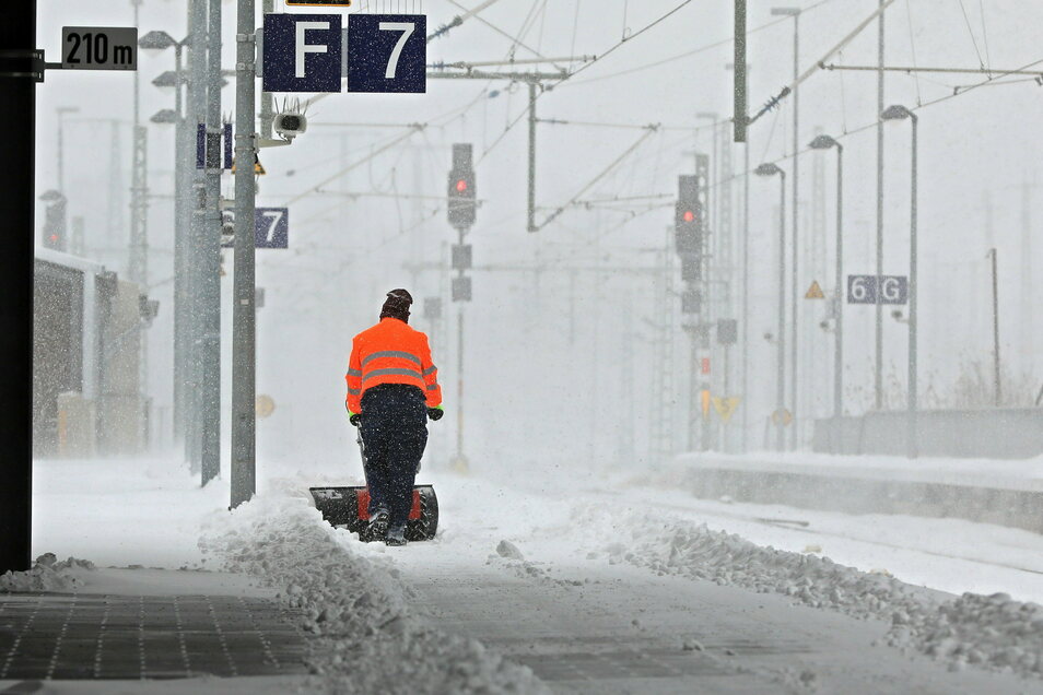 德国遭遇罕见暴风雪极端天气 交通事故频发多人受伤