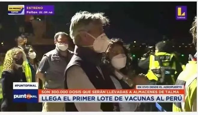 秘鲁总统弗朗西斯科·萨加斯蒂到机场迎接中国疫苗（视频截图）