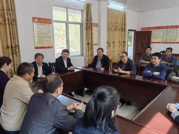 图为市交通运输局调研组在红光村委会议室座谈调研