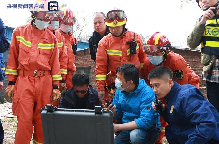 ​广西桂林一男子追蜂寻蜜被困山崖 消防紧急救援