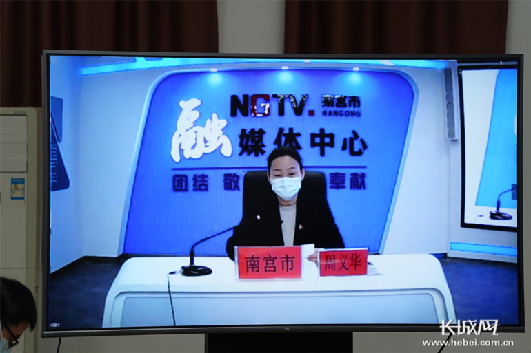 南宫市政府党组成员周义华介绍南宫市疫情防控情况.