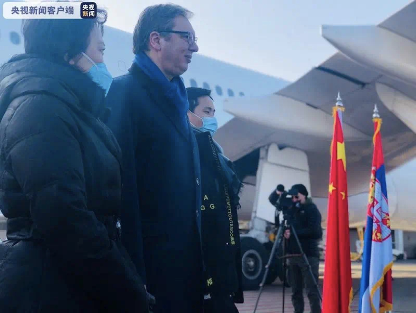 武契奇到机场迎接中国疫苗。 图源：央视