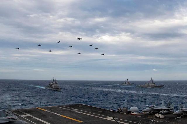 外媒：美国双航母战斗群在南海进行联合演练