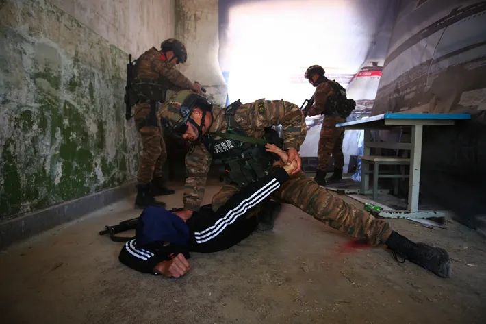 带你感受特战队员 "楼房反劫持演练"现场|恐怖分子|狙击手_新浪军事