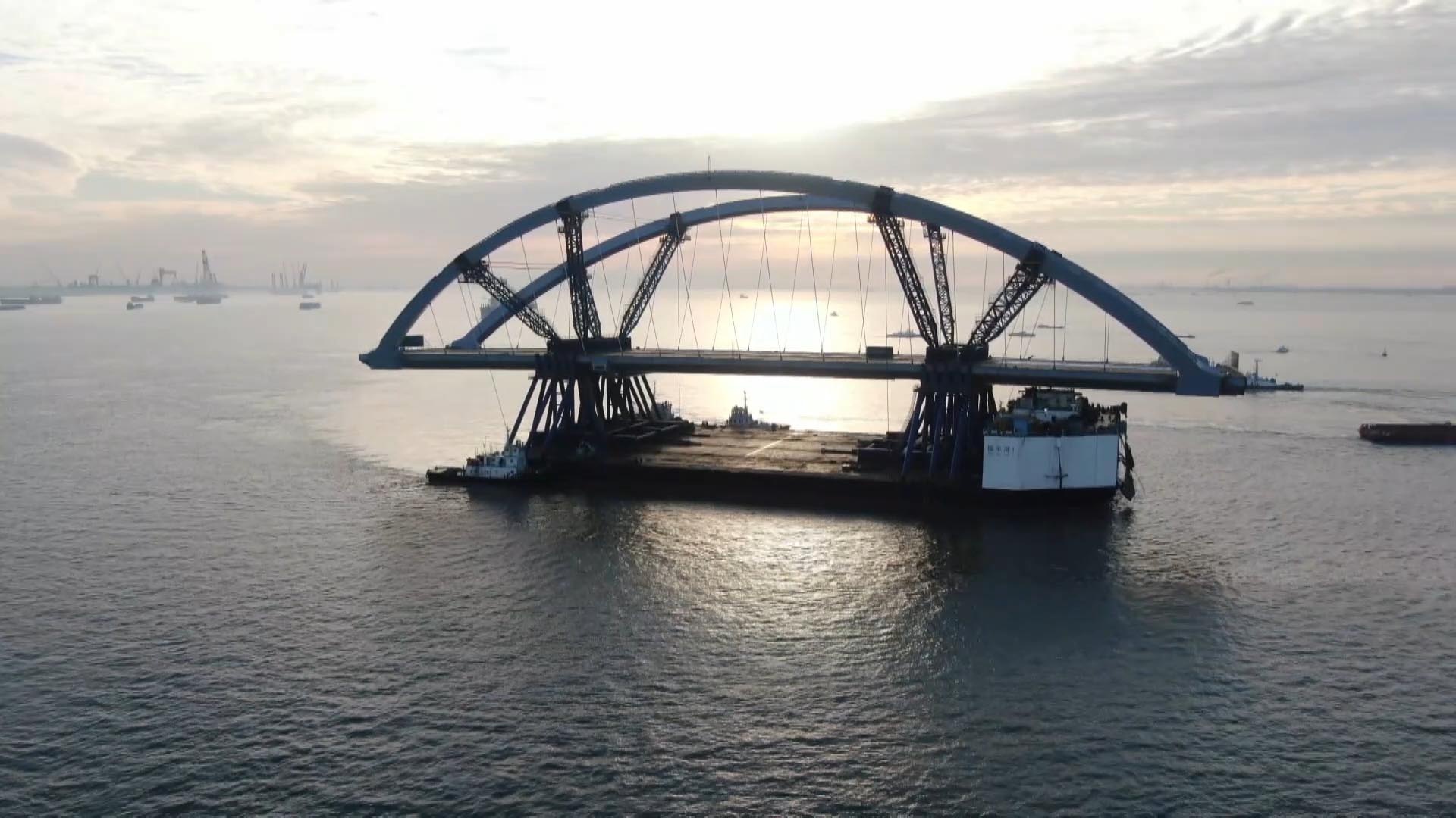 "巨型蝴蝶"出海!200米长"香港将军澳大桥主跨"乘船回家