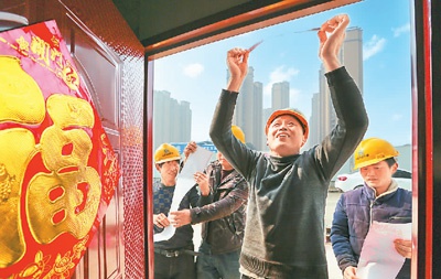 调查显示：超七成农民工将留企或留城过年 各方携手保障就地过年