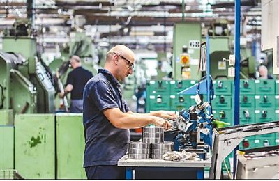 克拉希尼克轴承厂的工人在车间制作轴承。