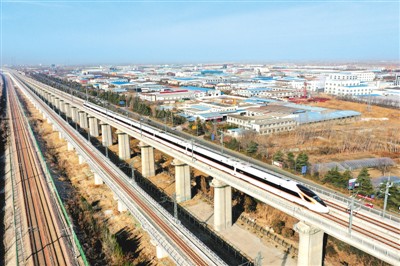 图为2月8日,从连云港站首发徐州的G8308次“复兴号”高铁列车驶进连云港市海州区段。