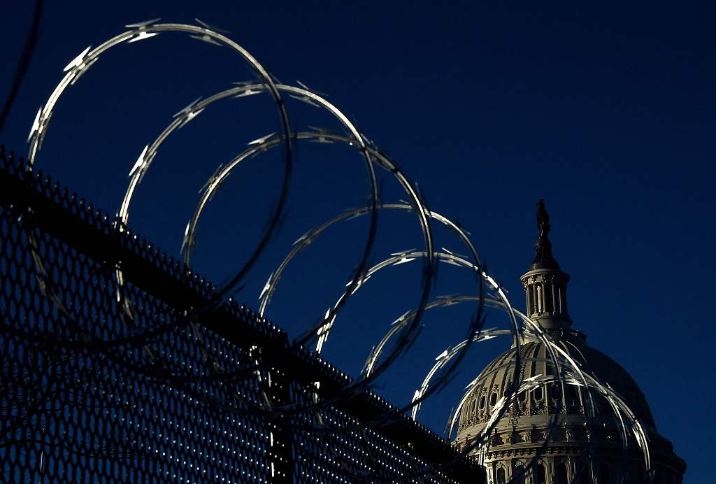 美国会仍未撤下围栏铁网引不满 官员：像是一座监狱
