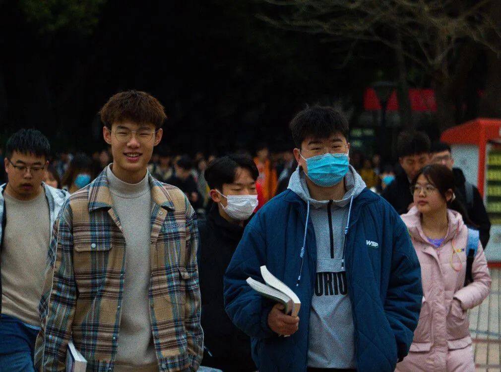图为同学们在上课路上.
