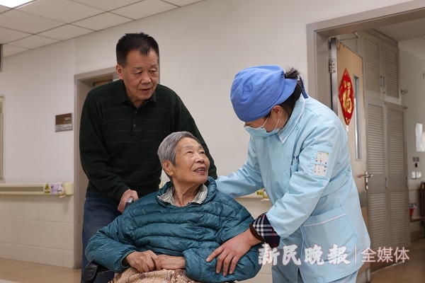 我们独家采访了刷屏的护工陈阿姨和文章作者