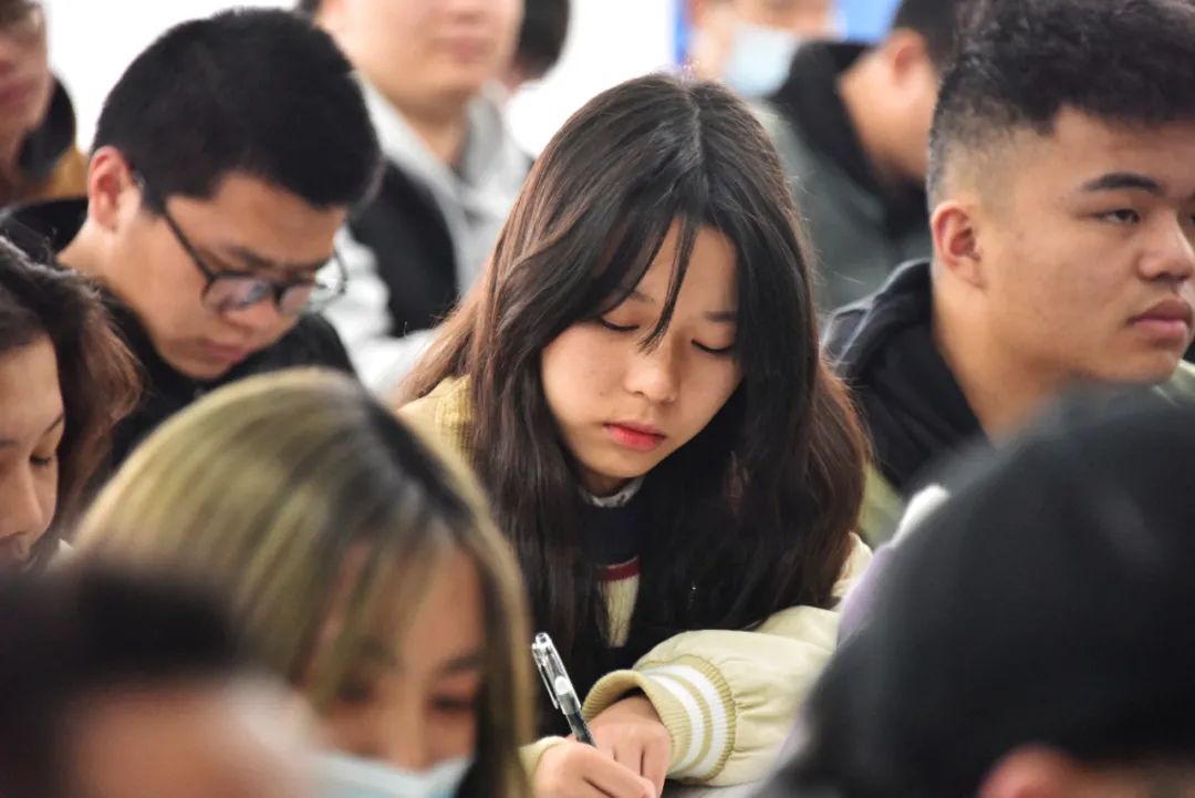 课堂上,学生们认真听讲的姿态和专注思考的表情,是对教师授课最好的