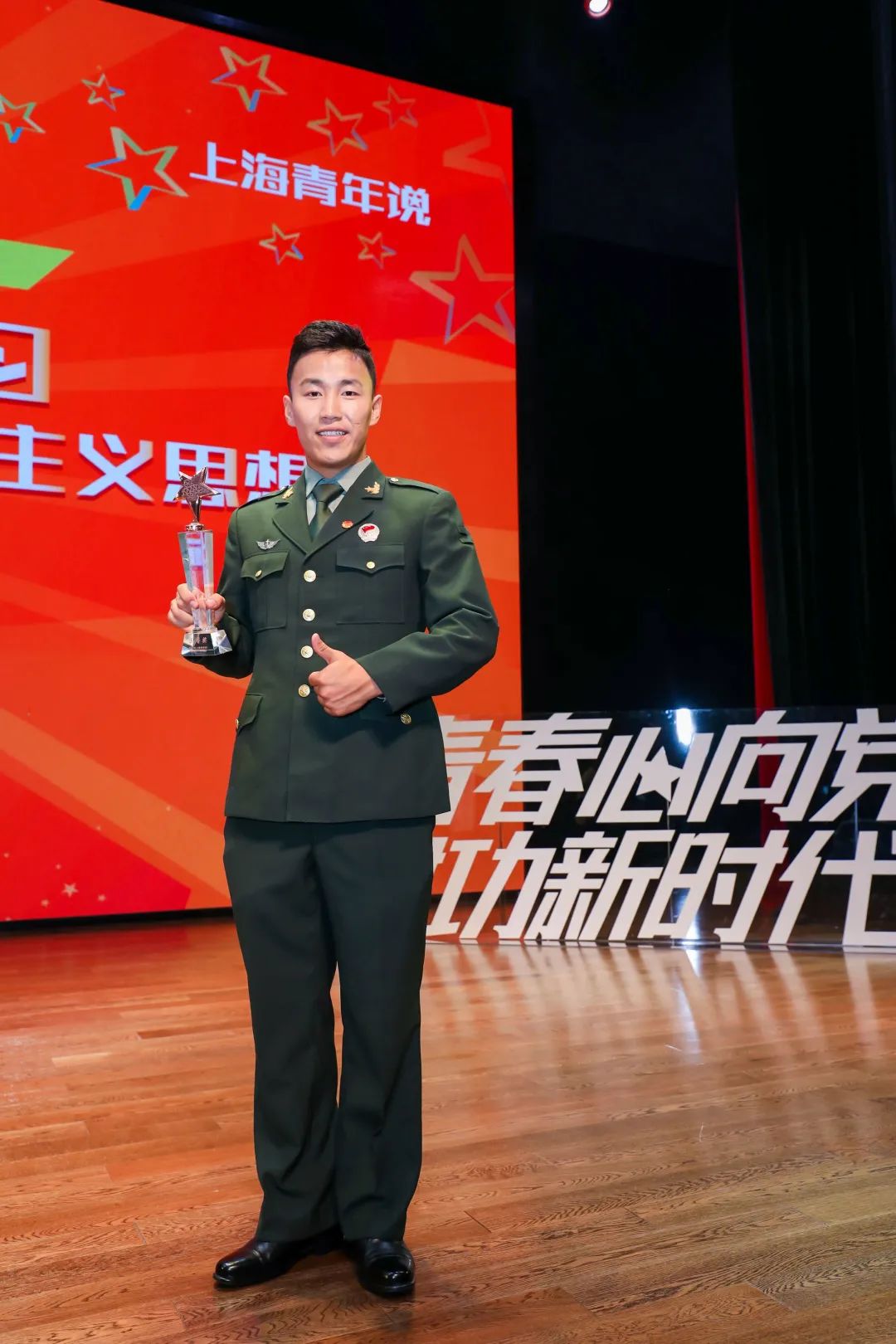 携笔从戎勇追梦看热血男儿交大红撞上迷彩绿的奋斗青春