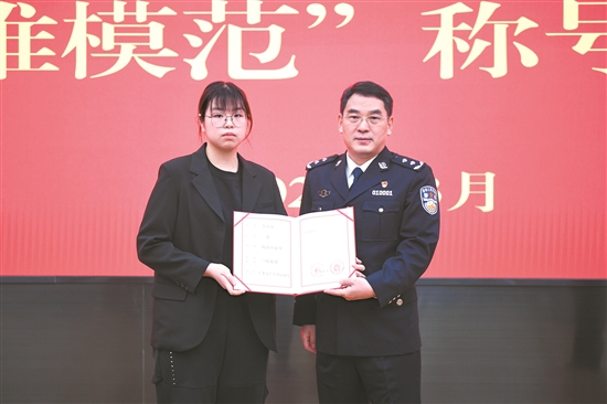 向英雄模范致以崇高敬意