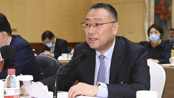 图说:全国人大代表,普陀区委书记曹立强.