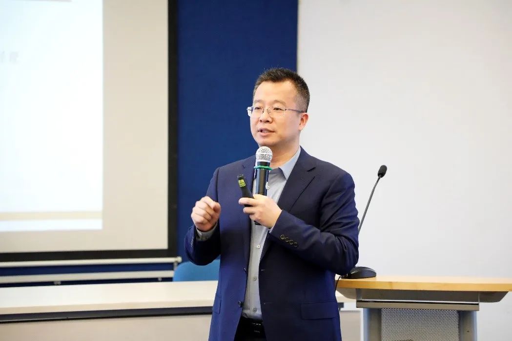 课程设计者之一北洋海棠基金总经理何勇军从投资人的角度介绍说,创业