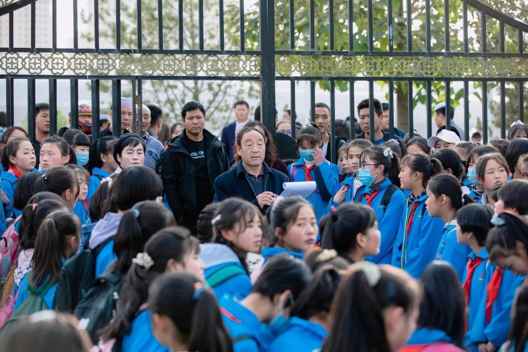 甘肃一所中学,学生正准备放学