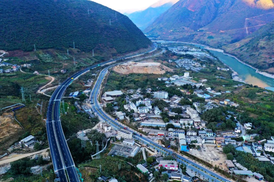 保泸高速公路建成通车傈僳族儿女有了诗和远方