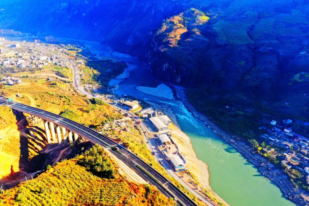 保泸高速公路建成通车傈僳族儿女有了诗和远方