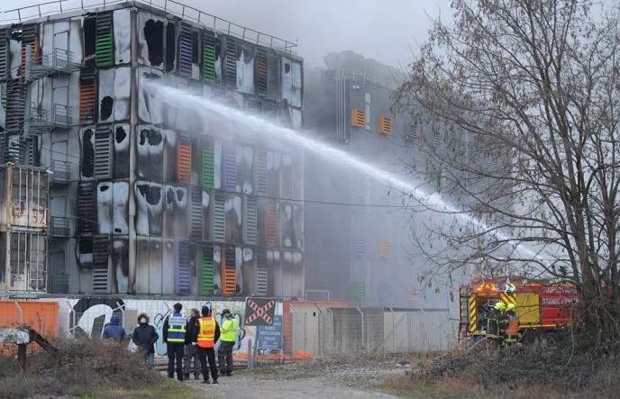 △法国大型网络服务商OVH公司下莱茵省斯特拉斯堡的数据中心起火，火灾现场消防人员正在扑救。