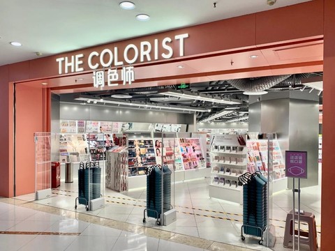 位于新中关购物中心的调色师门店/铅笔道摄