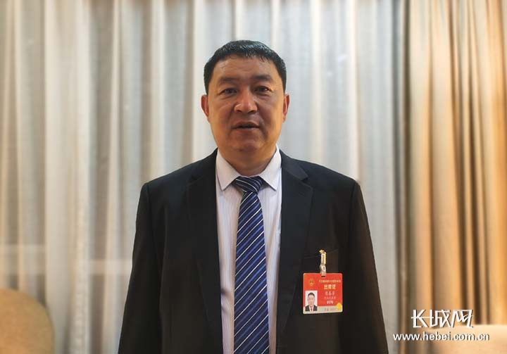 全国人大代表,河北省灵寿县南营乡车谷砣村党支部书记陈春芳.