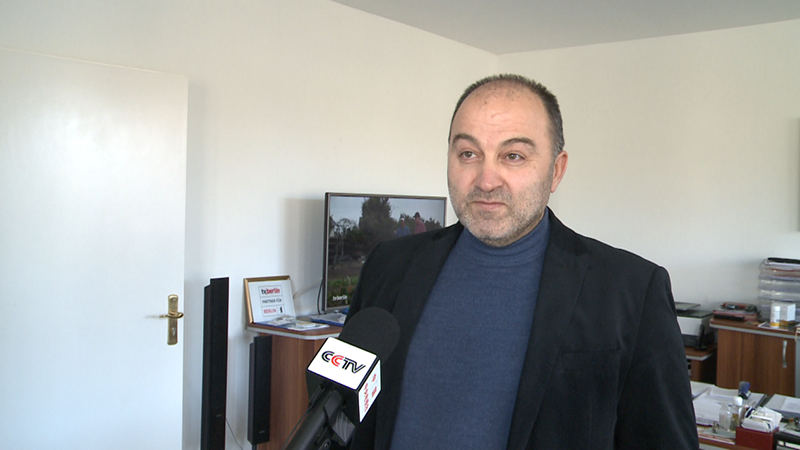 △柏林电视台董事长杜尔松·伊亦特接受总台记者采访