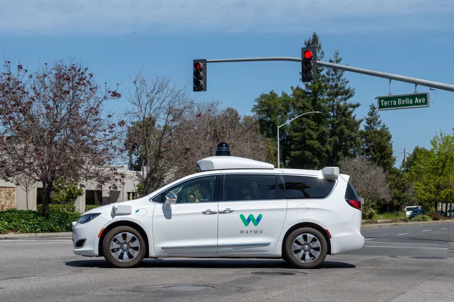 Waymo模拟了近百起车祸现场，证明「自动驾驶比人类靠谱得多」