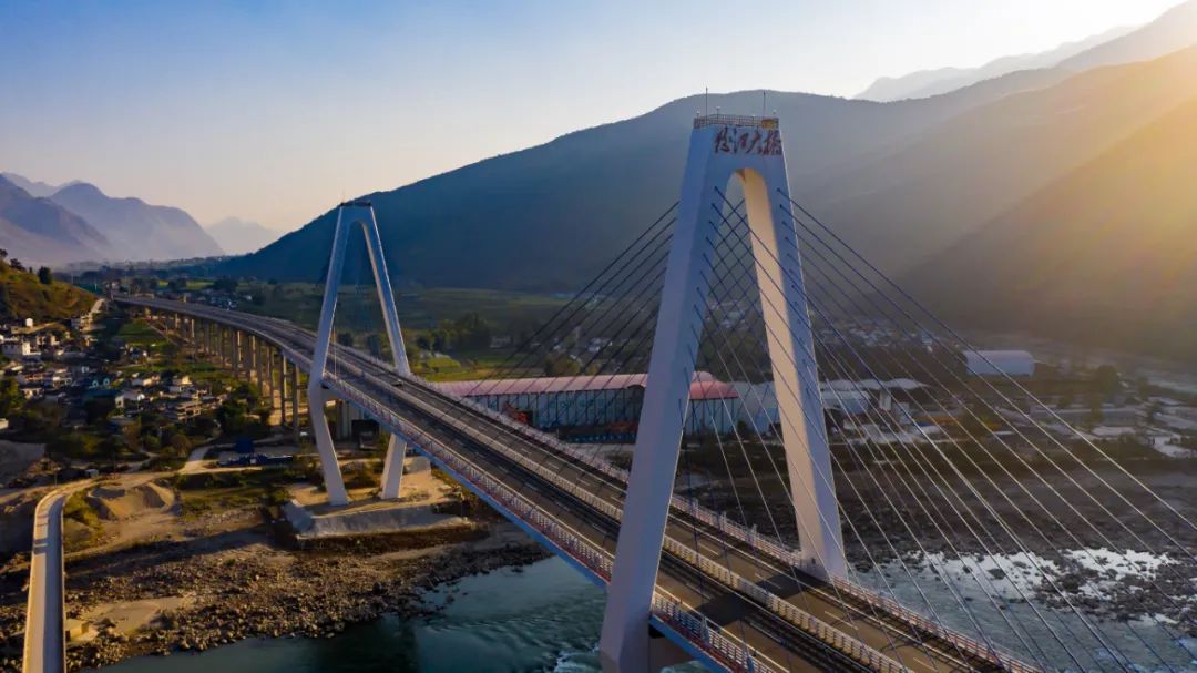 保泸高速公路建成通车傈僳族儿女有了诗和远方