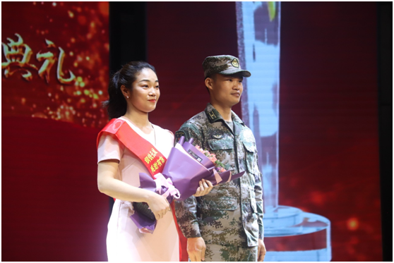 最美军嫂齐登台场面好不温馨