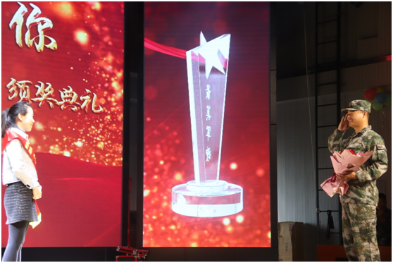 最美军嫂齐登台场面好不温馨