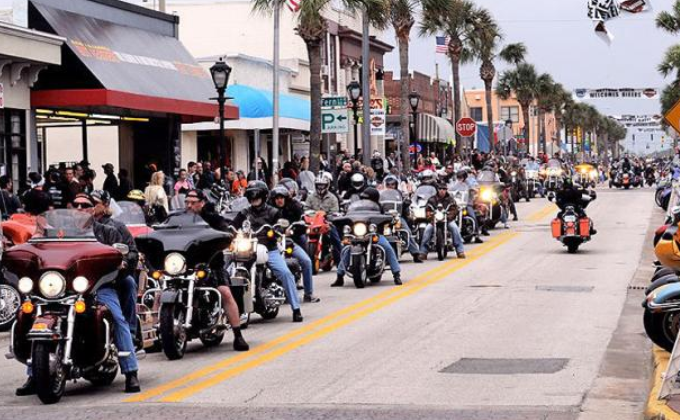 不顾疫情影响 美国超30万人参加佛罗里达州摩托车集会