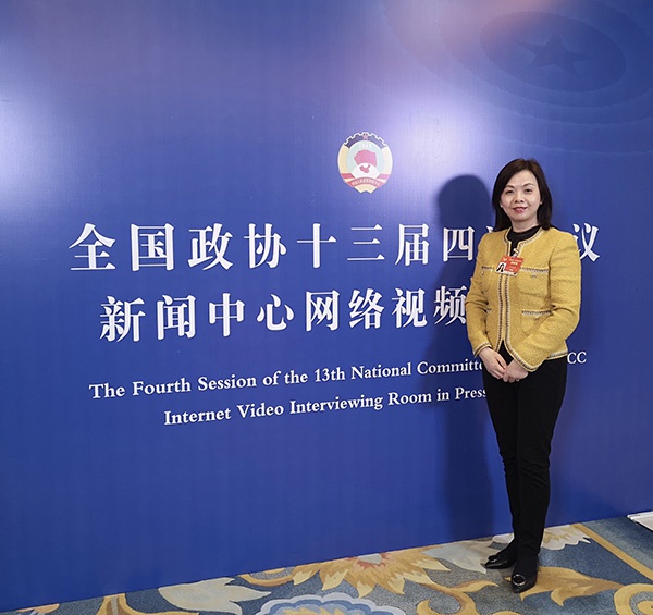 图说:全国政协委员,上海建工集团股份有限公司副总工程师王美华 采访