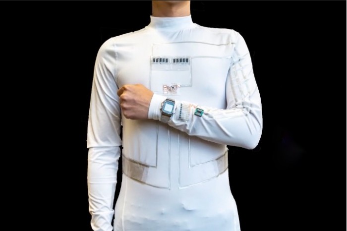 科学家打造出依靠穿戴者汗液和运动发电的“智能”衬衫