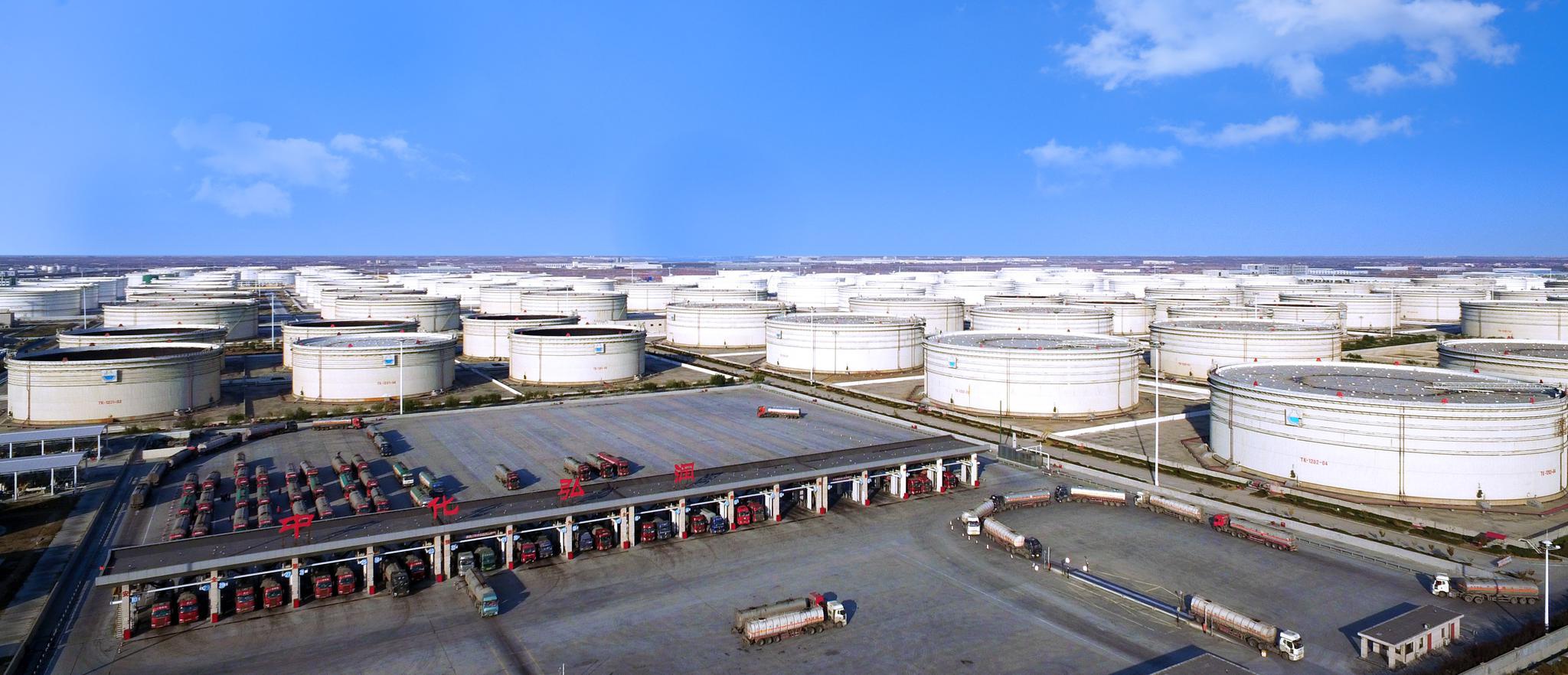 (中化弘润石化工业园石油储罐区一角)