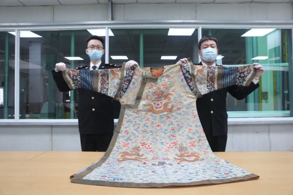 海关拦下一女装快件 里面竟是价值18万元的清代龙袍和明代佛像