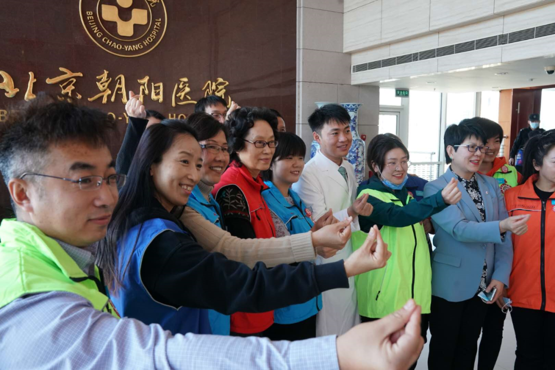 △陶勇和志愿者们在一起。图/北京市红十字会