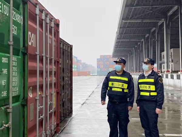 图说:洋山港-芜湖港运行"联动接卸"海关监管模式.上海海关供图